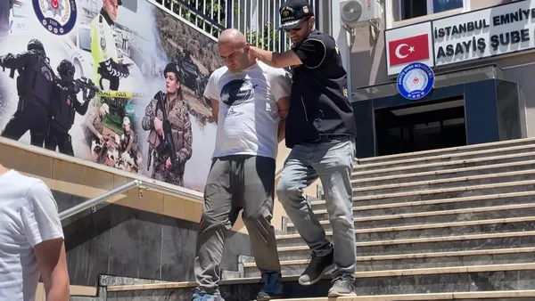 esenlerde-akilalmaz-soygun-anlari-banka-atmsinden-kucuk-bir-servet-caldi-meger-daha-once-anahtarlari-alip-1781179330510.jpg