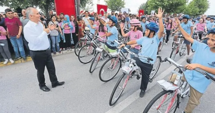 Denizli Büyükşehir, çevreci öğrencilere bisiklet dağıttı