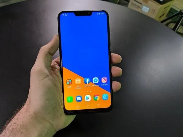 Çentik modasına uyan son moda akıllı telefonlar