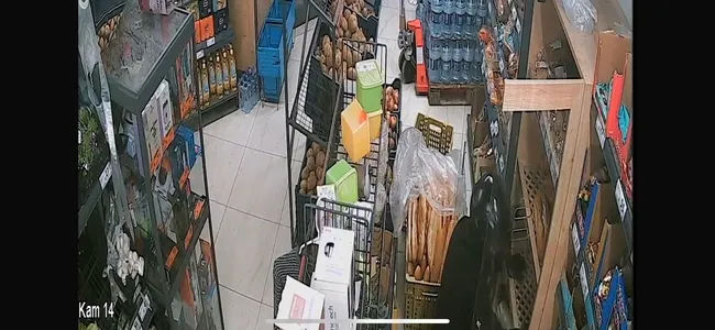 kasiyere-silah-dayayip-kasayi-actirdi-dolaba-kelepceleyip-kacti-iki-marketi-soyan-kelepceli-gaspci-yakalandi-1743058590500.jpg