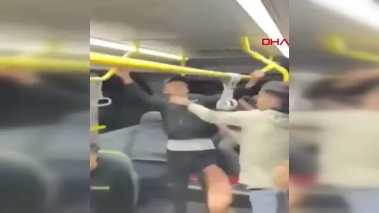 İstanbul'da minibüste tepki çeken skandal görüntüler