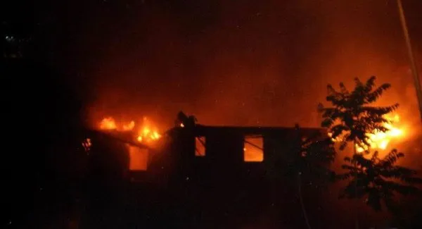 Bakırköy'de yanan tarihi Taş Mektep