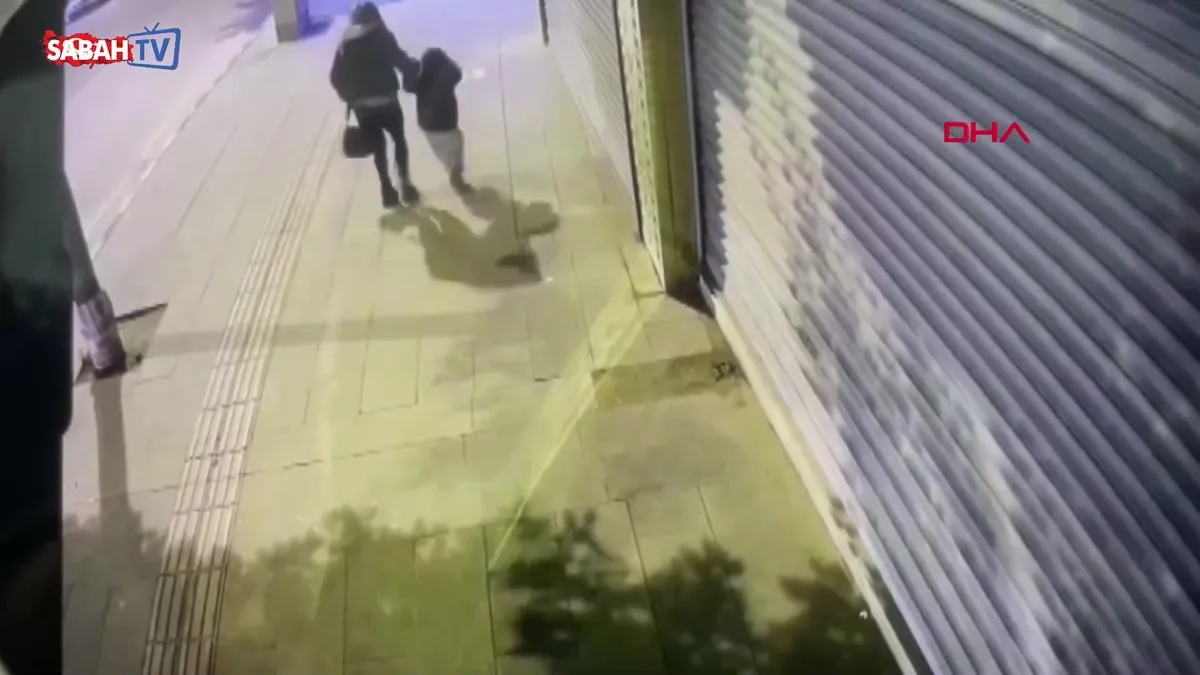 Kaldırımda yürüyen anne ile kızı, çöken binadan savrulan beton parçalarından kaçarak kurtuldu videosunu izle Kaldırımda yürüyen anne ile kızı, çöken binadan savrulan beton parçalarından kaçarak kurtuldu videosunu izle