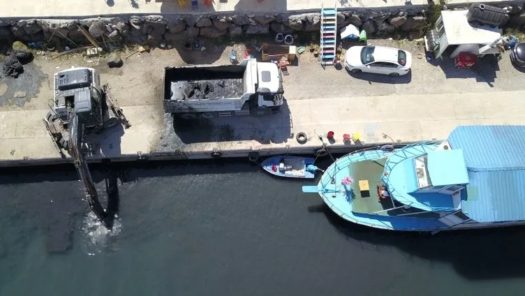 Van Gölü’nde mahsur kalan tekneleri dozerler kurtardı! Kuraklığın böylesi görülmedi...