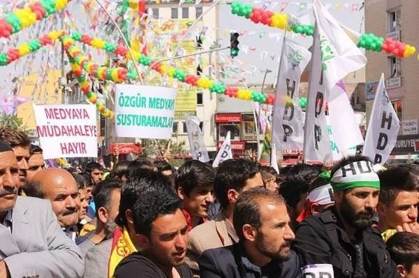 Birbirine zıt 4 partiden ortak pankart