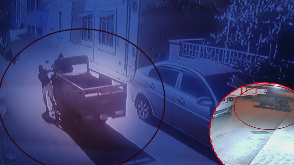 Hatay'ın Reyhanlı ilçesinde bir iş yeri önünden motosiklet çalan iki şüphelinin güvenlik kamerası görüntüleri.