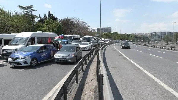 trafikte-buyuk-istanbul-mitingi-yogunlugu-1683462379829.jpg