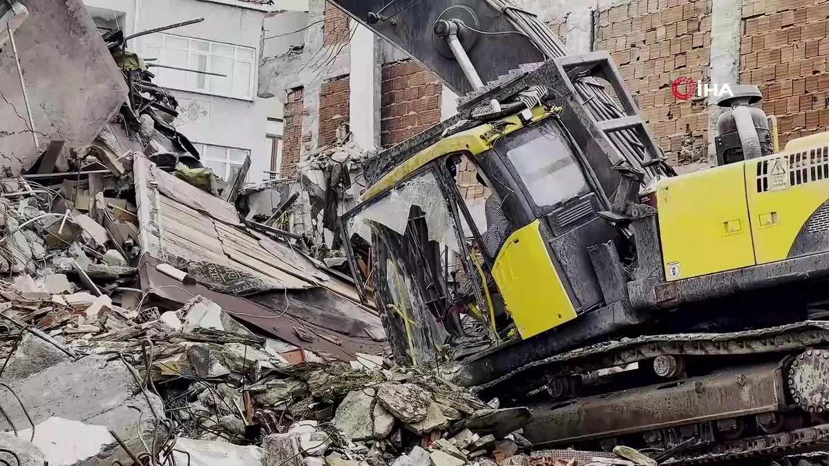 Zeytinburnu’ndaki yıkım sırasında beton parçaları iş makinesinin üzerine düştü: Operatör yaralandı videosunu izle Zeytinburnu’ndaki yıkım sırasında beton parçaları iş makinesinin üzerine düştü: Operatör yaralandı videosunu izle