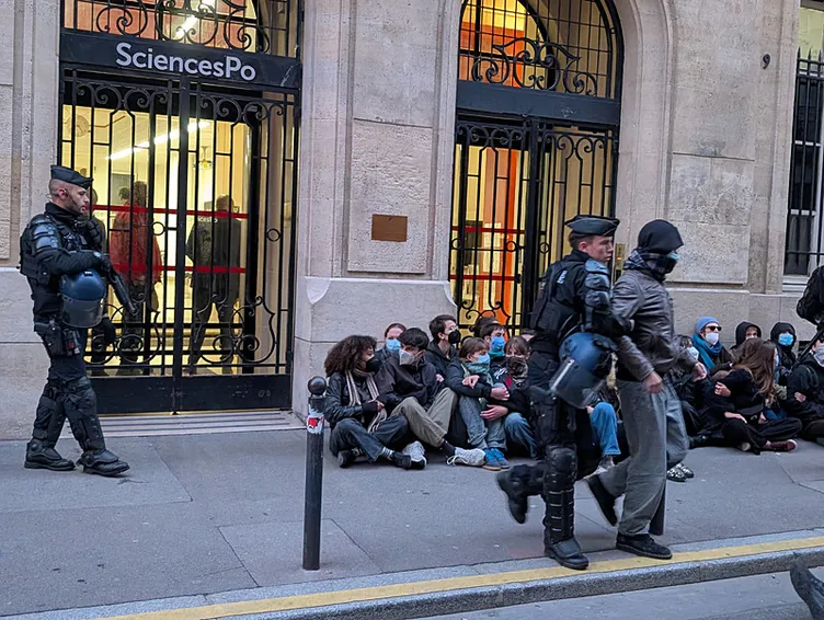 SON DAKİKA… Fransa’da kıyamet günü! Sarı Yelekliler eylemi için sıkı tedbirler alındı: 70 bin polis ve jandarma sokakta!
