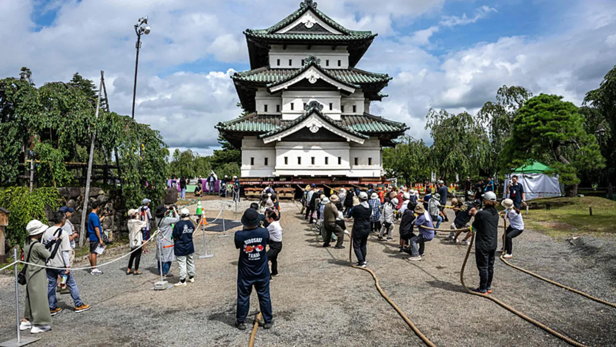 Japonya’da tarihi yapı eski yerine dönüyor: 400 tonluk dev kaleyi halatlarla çektiler