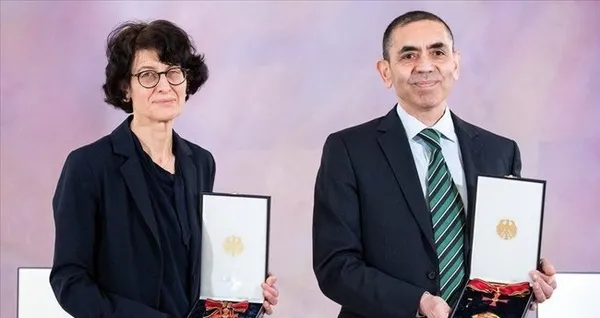 Prof. Dr. Uğur Şahin’den kritik yaz uyarısı: Enfeksiyon sayıları fazla, aşılama hızlanmalı yoksa sert kapanma kaçınılmaz