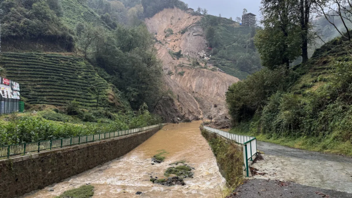 Rize’de heyelan: Mahalle yolları ulaşıma kapandı Rize’de heyelan: Mahalle yolları ulaşıma kapandı