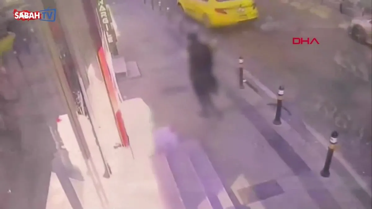 İstanbul Küçükçekmece'de feci ölüm! Fenalaşıp yola düşen yayayı servis minibüsü ezdi | Video