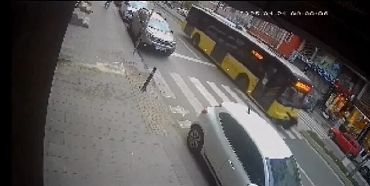 İETT otobüsünün çarptığı kadın hayatını kaybetti! Korkunç kaza kamerada