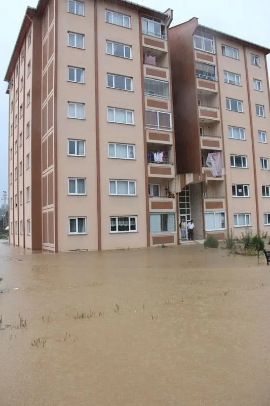 Rize'yi yağmur vurdu