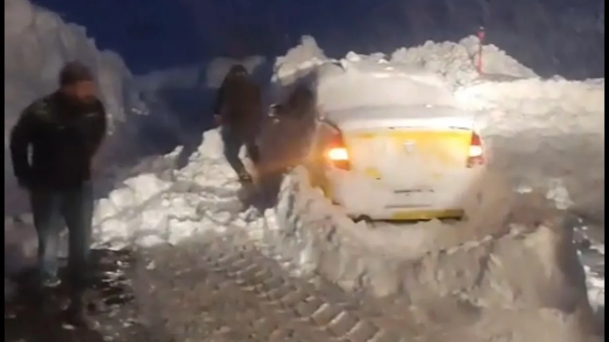Hakkari’de çığ altında can pazarı! Karayolları ekipleri zamanla yarıştı: 3 kişi kurtarıldı Hakkari’de çığ altında can pazarı! Karayolları ekipleri zamanla yarıştı: 3 kişi kurtarıldı