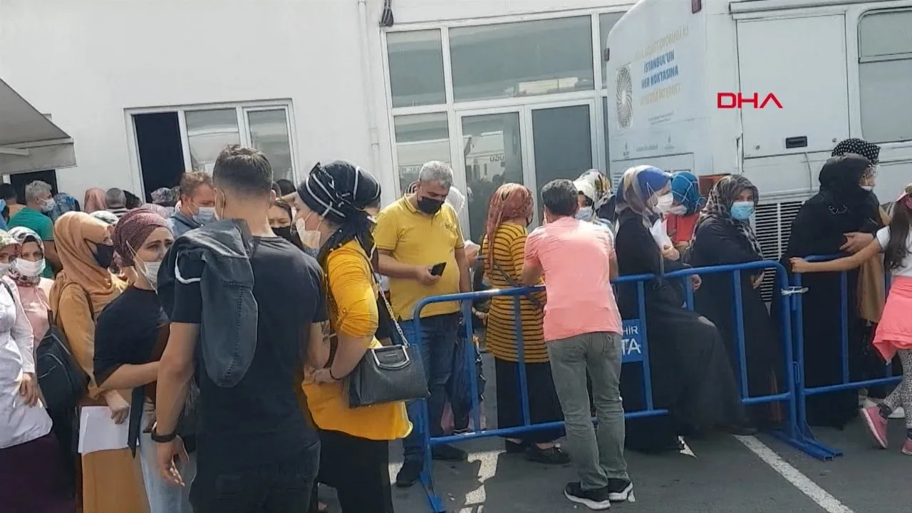 Istanbul Edirnekapi Daki Sosyal Mesafesiz Yardim Kuyrugu Kamerada Video Videosunu Izle Son Dakika Haberleri