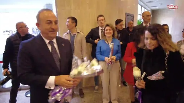 Bakan Çavuşoğlu, basın mensuplarına çiçek verdi, Dünya Kadınlar Günü’nü kutladı | Video