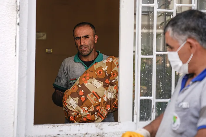 ankaradaki-evden-bir-kamyon-cop-ve-atik-malzeme-cikarildi-1784377276623.jpg