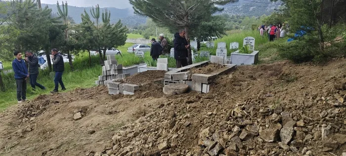 cekyattan-dusen-bertug-oldu-sinir-krizi-gecirip-hastaneden-ayrilan-babasi-kazada-hayatini-kaybetti-1779027064980.jpg