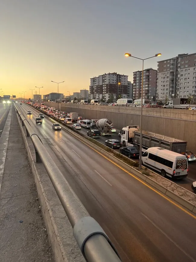 Mansur Yavaş yönetimi Ankara trafiğini kilitledi: Planlama çöktü vatandaş evine yürüyerek gitti!