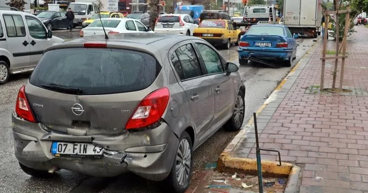 Antalya’da 4 araç birbirine girdi! Zincirleme trafik kazası
