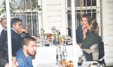 Arkadaşlarıyla yemekte