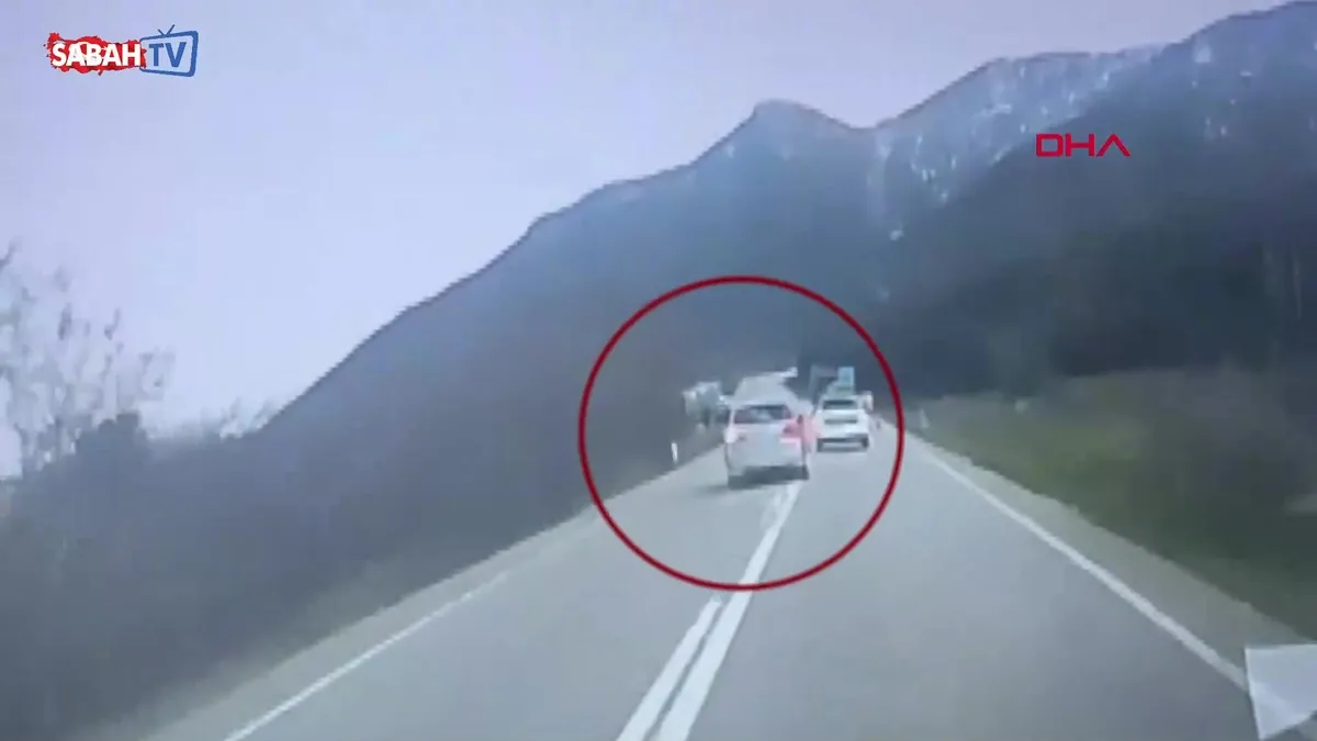 Eğirdir’de iki araç çarpıştı: 5 yaralı | Video videosunu izle Eğirdir’de iki araç çarpıştı: 5 yaralı | Video videosunu izle