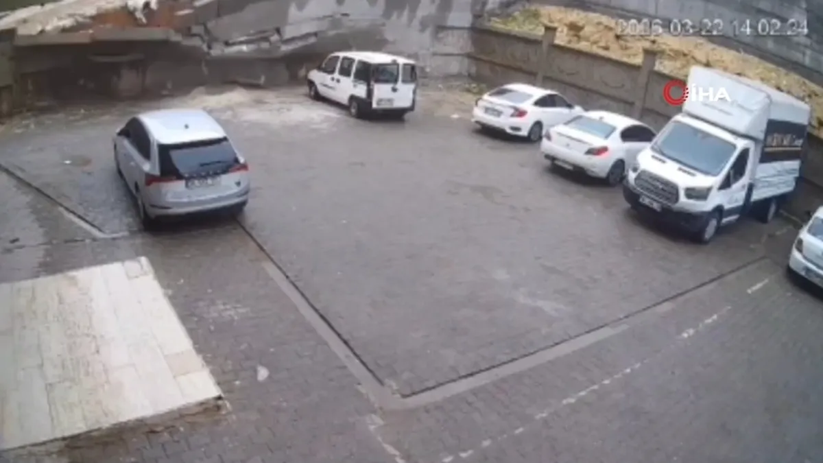 Aşırı yağış istinat duvarını yıktı: O anlar kamerada Aşırı yağış istinat duvarını yıktı: O anlar kamerada