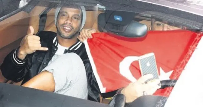 Ronaldinho’dan Türk bayrağı pozu