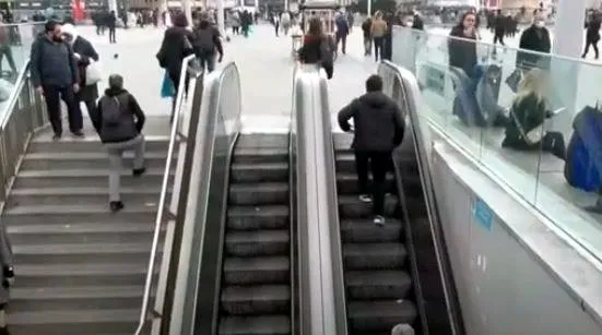 taksim-metrosunda-yuruyen-merdiven-cilesi-bitmiyor-1729184735974.jpg