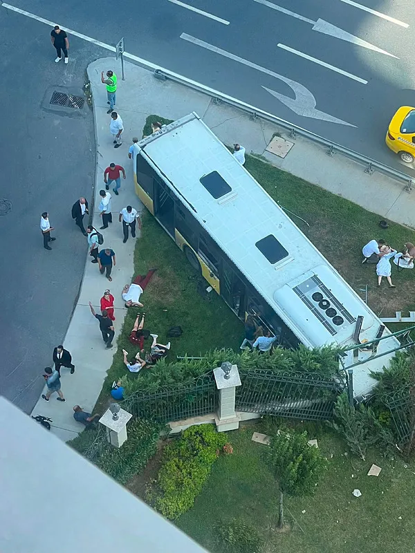 son-dakika-zeytinburnunda-iett-otobusu-site-duvarina-carpti-yaralilar-var-1787928335225.jpeg