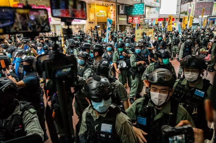 Hong Kong’da sokaklar yine karıştı! On binlerce insan sokaklarda...