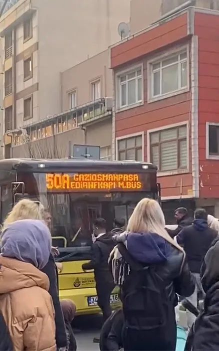 İETT otobüsünün çarptığı kadın hayatını kaybetti! Korkunç kaza kamerada