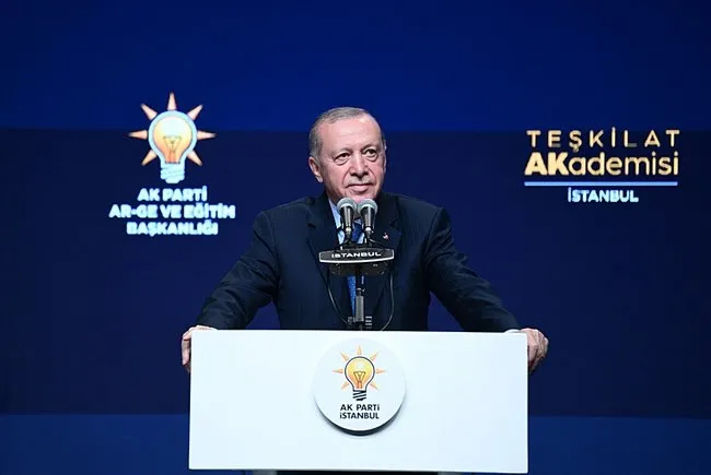 son-dakika-baskan-erdogandan-chpye-ve-ozgur-ozele-gonderme-3k-girdabinda-kivraniyorlar-1757771813242.jpeg
