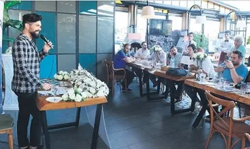 Kutlama pastasını oğlu ile kesti