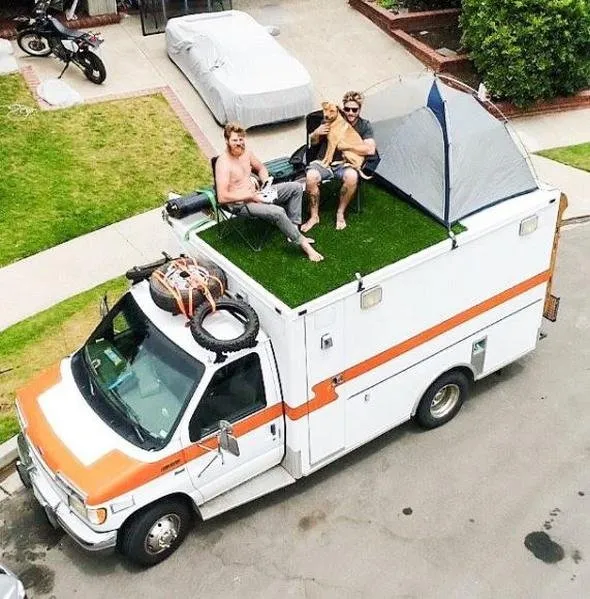 Eski bir ambulansı alıp inanılmaz bir karavana çevirdi!