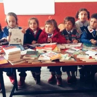 Köy okuluna kitap gönderdi