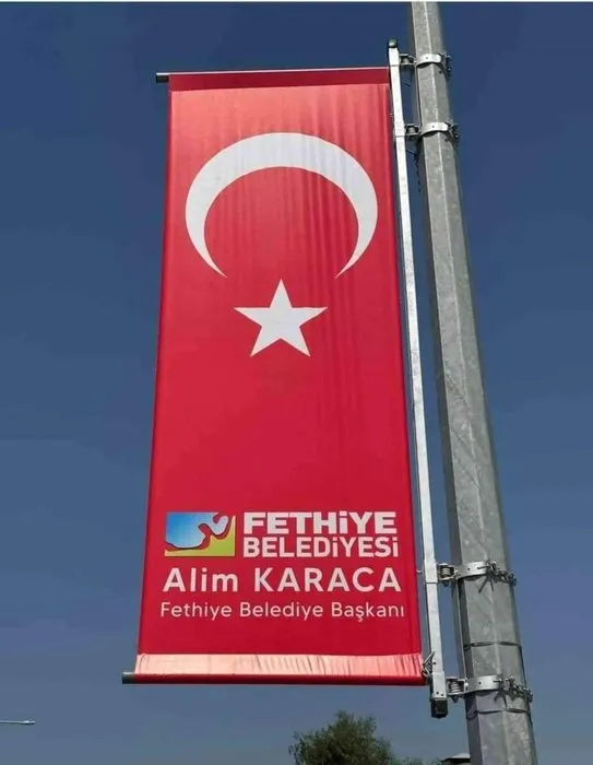 CHP’li Belediyeden Türk Bayrağı’na saygısızlık! Logo koyup başkanın adını yazdılar!