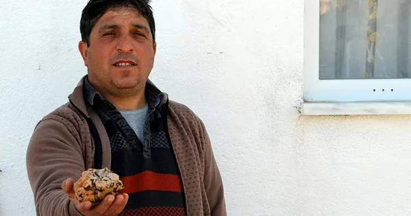 Tokat'ta çobanlık yapan Nurullah Afacan koyun otlatırken gök taşı buldu! 200 bin dolar fiyat biçti - 4