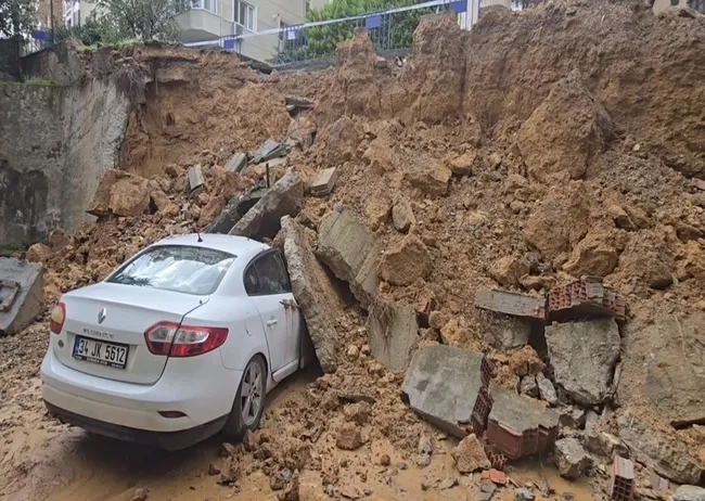 istanbulda-korku-dolu-gece-saganak-yagis-metropolu-felc-etti-taksimde-kaos-vatan-caddesinde-yol-coktu-araclar-1761379232347.jpg (921×655)