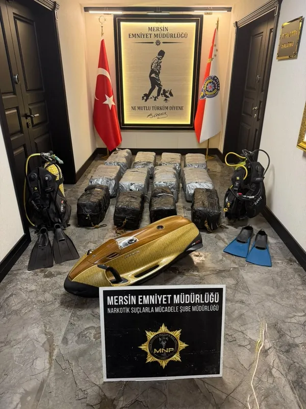 mersin-limaninda-geminin-altina-zulalanmis-325-kilo-kokain-ele-gecirildi-1789293318454.jpeg