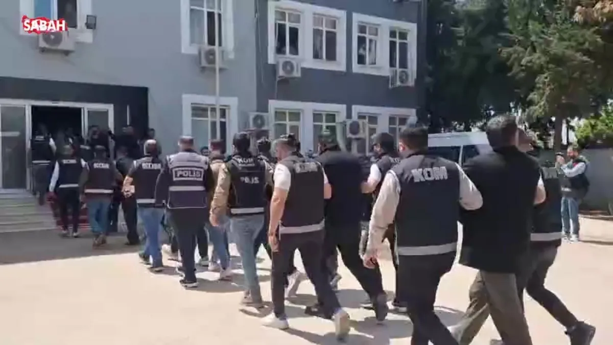 Halfeti Belediyesi operasyonunda şüpheliler adliyeye sevk edildi | Video videosunu izle Halfeti Belediyesi operasyonunda şüpheliler adliyeye sevk edildi | Video videosunu izle