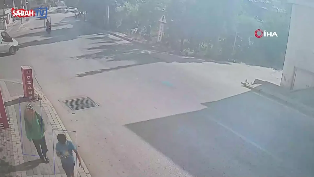 Bahçeye devrilen iş makinesinin sürücüsü hayatını kaybetti: Kaza anı kamerada | Video videosunu izle Bahçeye devrilen iş makinesinin sürücüsü hayatını kaybetti: Kaza anı kamerada | Video videosunu izle