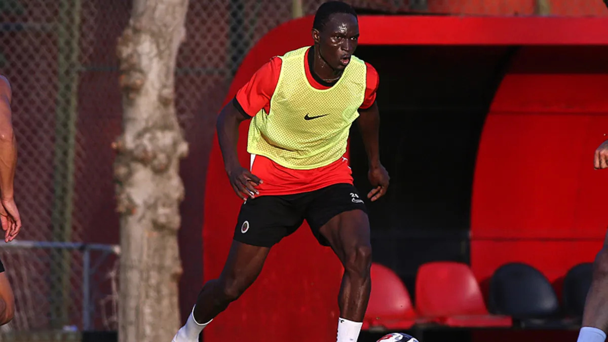 Gençlerbirliği’nin yeni transferi takımla ilk antrenmanına çıktı Gençlerbirliği’nin yeni transferi takımla ilk antrenmanına çıktı