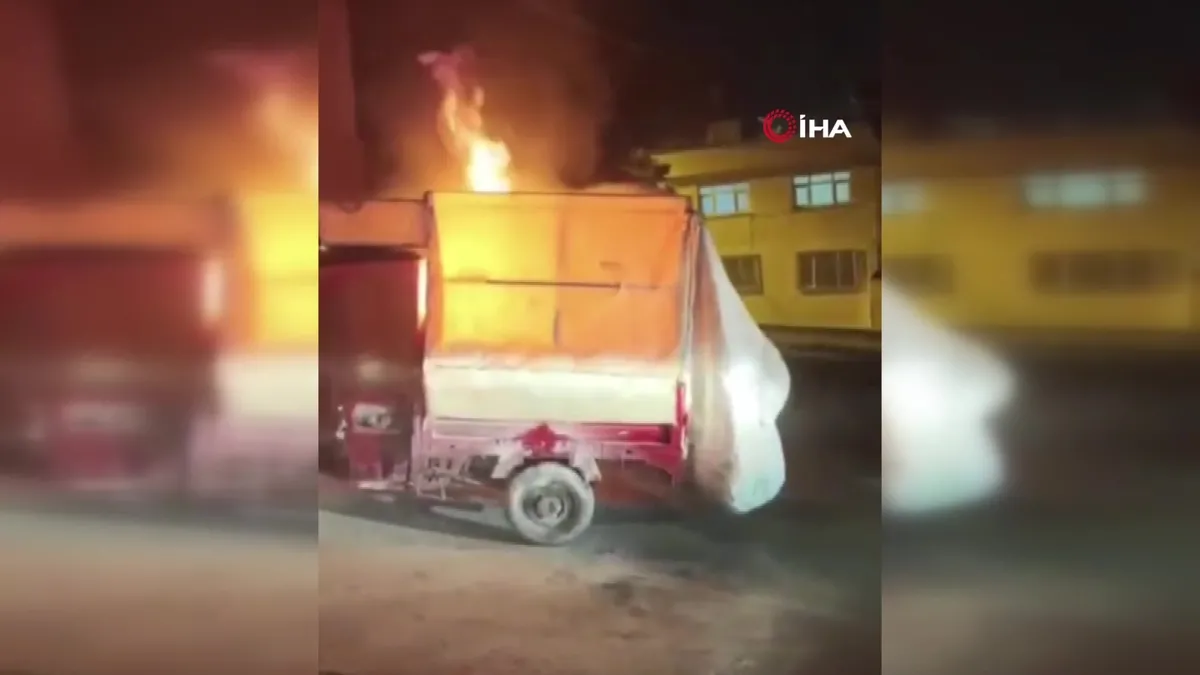 Kağıt toplama aracı alev topuna döndü: Vatandaşların müdahalesi işe yaramadı...| Video