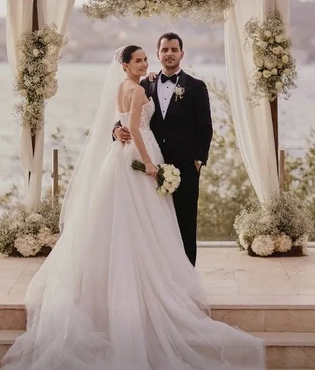 Oyuncu Ezgi Şenler çocukluk aşkı Ömer Gürgen’le evlendi! Koskocaman bir iyi ki