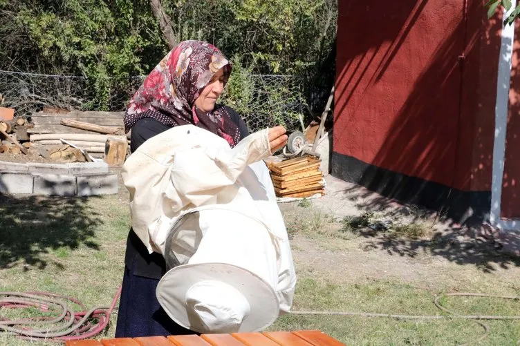 3 kovan ile işe başlayan ev hanımı yılda 1.5 ton bal üretiyor