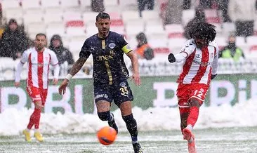 Sivasspor-Kasımpaşa maçında kar var, gol yok