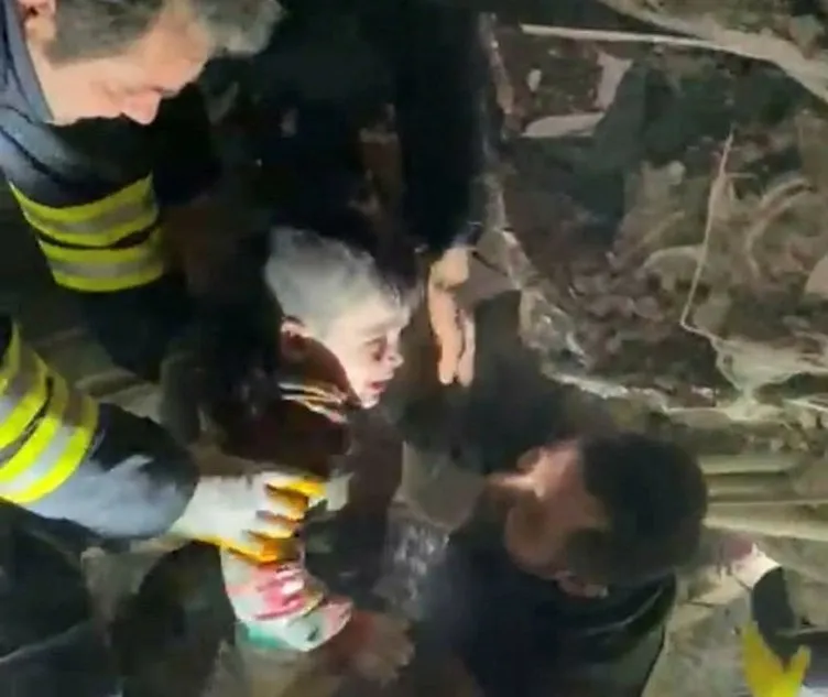 SON DAKİKA: Deprem sonrası mucize kurtuluşlar! Gözyaşları sel olup aktı!
